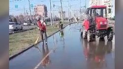 Тротуар на Южной магистрали помыли и почистили. Видео