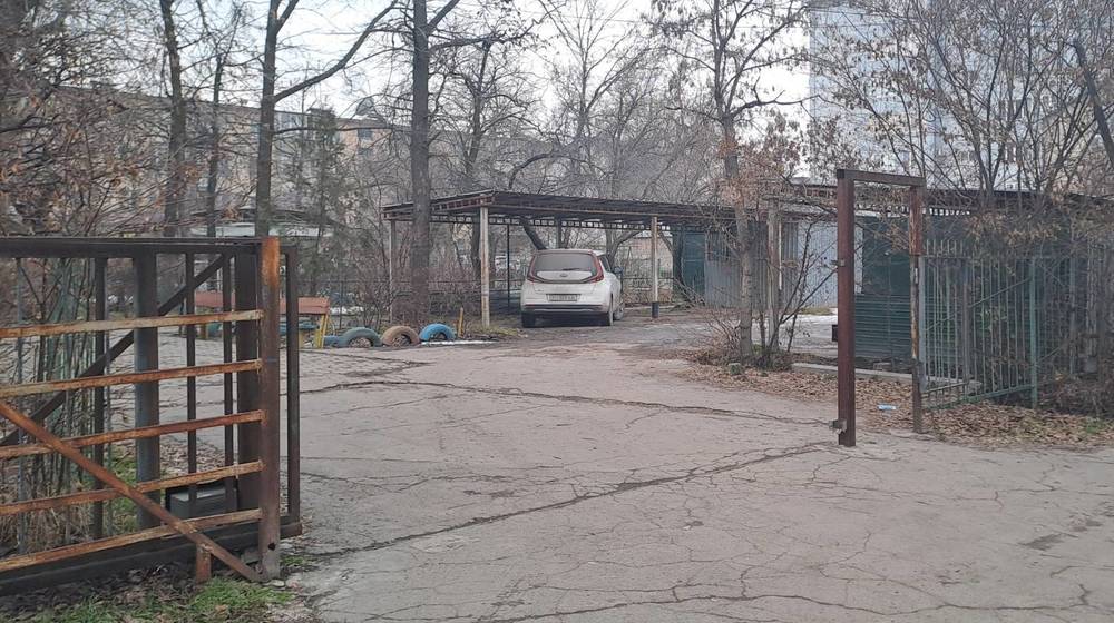 Законно ли по Ахунбаева 127 огородили двор для заезда и продают парковочные места? - горожанин