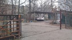 Законно ли по Ахунбаева 127 огородили двор для заезда и продают парковочные места? - горожанин