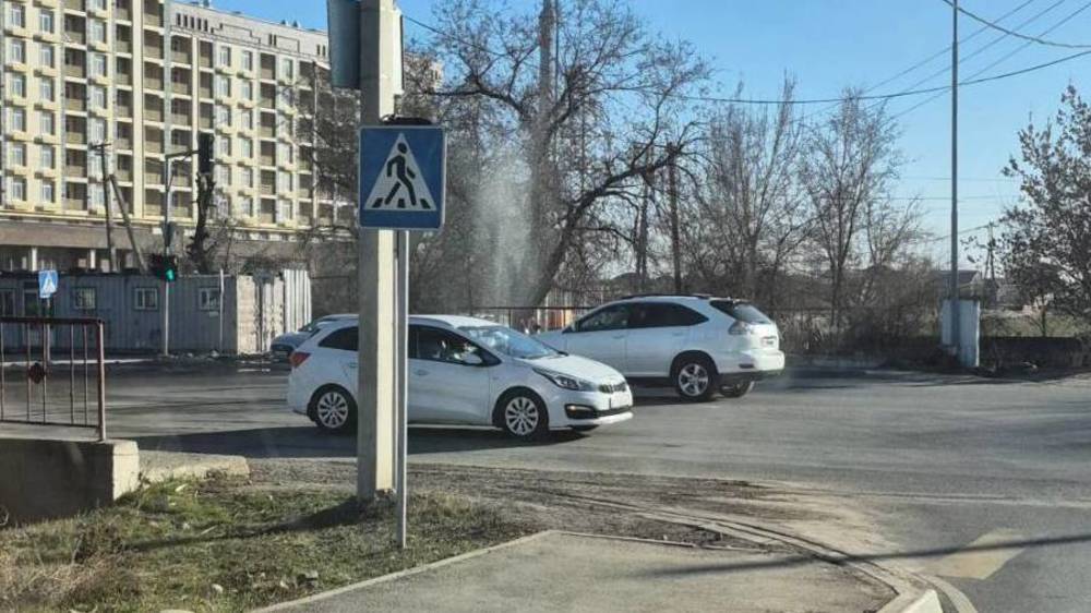 На мосту на Алматинке бьёт фонтан. Фото