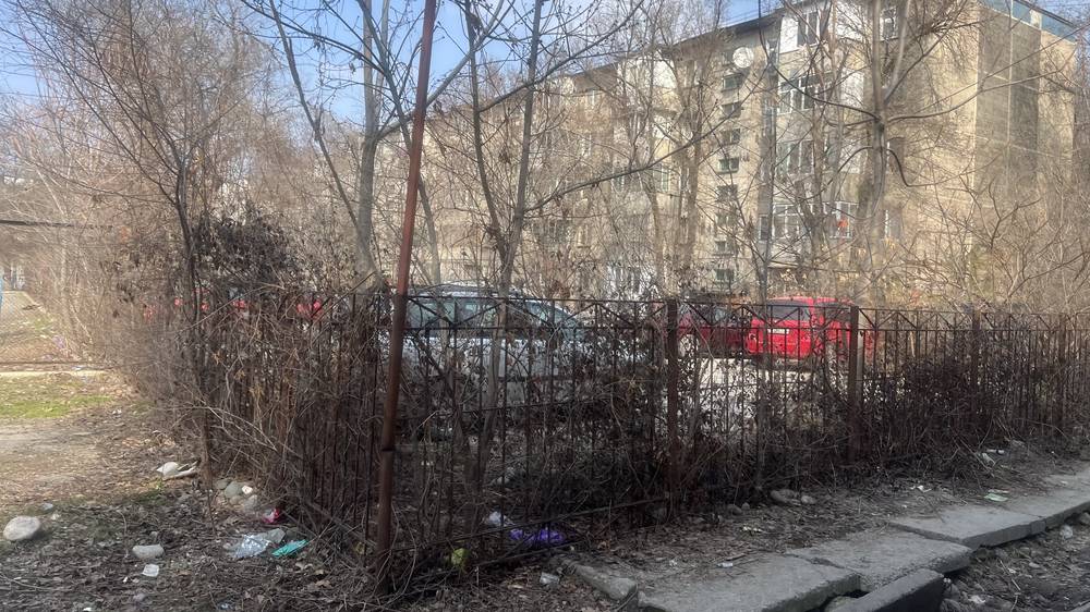Законно ли во дворе дома на Ибраимова установлены железные заборы? - горожанин