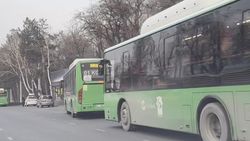 Автобус №243 создал затор на остановке. Видео