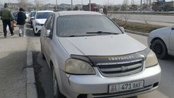 В 12 мкр долгое время стоит «Шевроле», который мешает движению. Фото горожанина