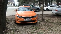 Жители дома в 8 мкр своими авто перекрывают подъезд. Фото
