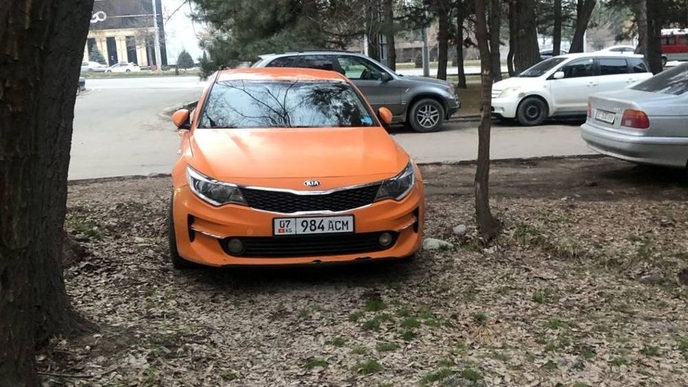 Жители дома в 8 мкр своими авто перекрывают подъезд. Фото