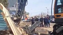 В Ала-Буке сносят дома, которые вышли за красную линию. Видео