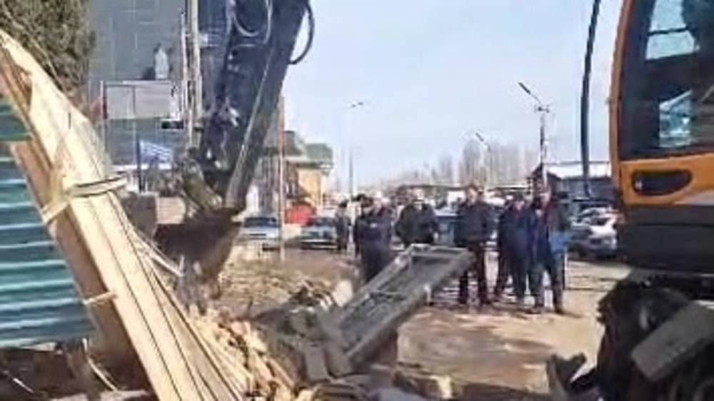 В Ала-Буке сносят дома, которые вышли за красную линию. Видео