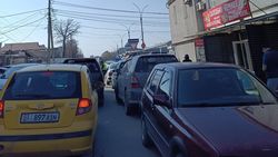 Горожанин жалуется на пробки на Аламединском рынке. Фото