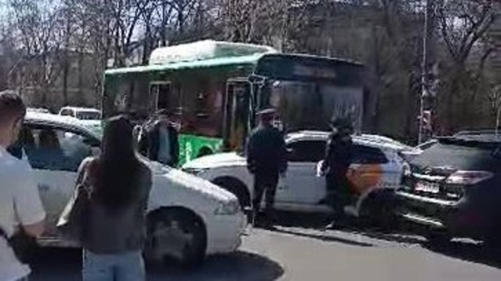 На Советской автобус №10т врезался в машину «Яндекс такси». Видео с места аварии