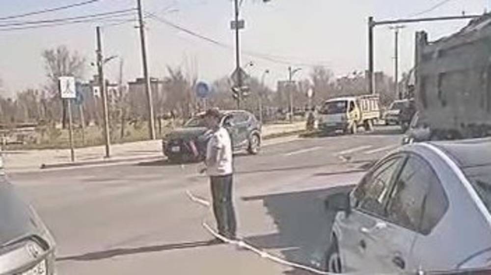 На Южной магистрали не работает светофор, движение регулирует парень с гипсом. Видео