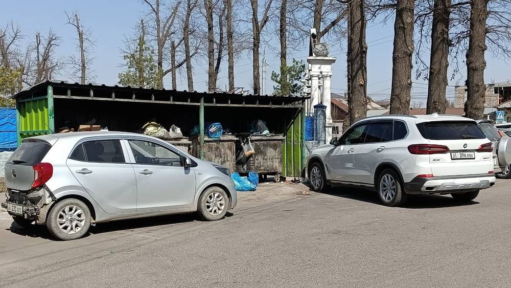 Мусорные баки на Мичурина заставлены машинами. Фото