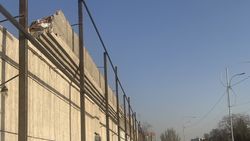 Насколько безопасно закреплять строительный забор к стене здания на Фучика, которая осталась после сноса? - горожанин