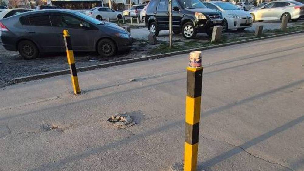 В Джале сломали железную стойку, чтобы можно было заезжать на тротуар и парковаться. Фото горожанина