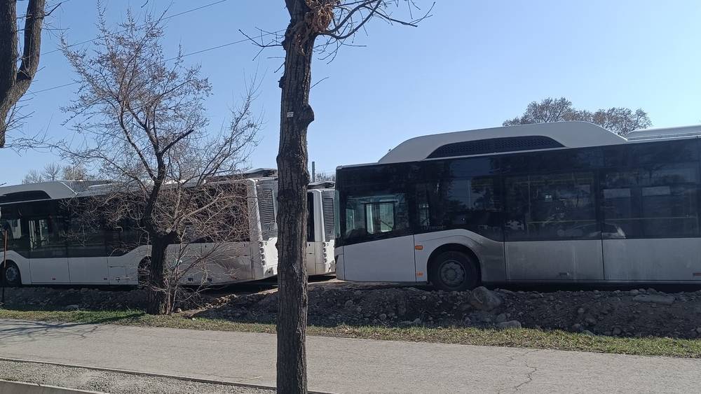 Новые автобусы из Турции грязные стоят в депо на Шабдан Баатыра. Видео горожанина