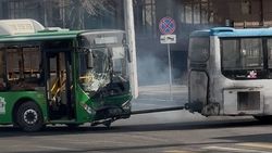 На Советской везли автобус, попавший в аварию. Ответ мэрии