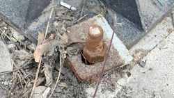 Горожанин жалуется на состояние опоры рекламного щита. Фото