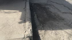 Асфальт у остановки на Дэн Сяопина весь в ямах. Фото