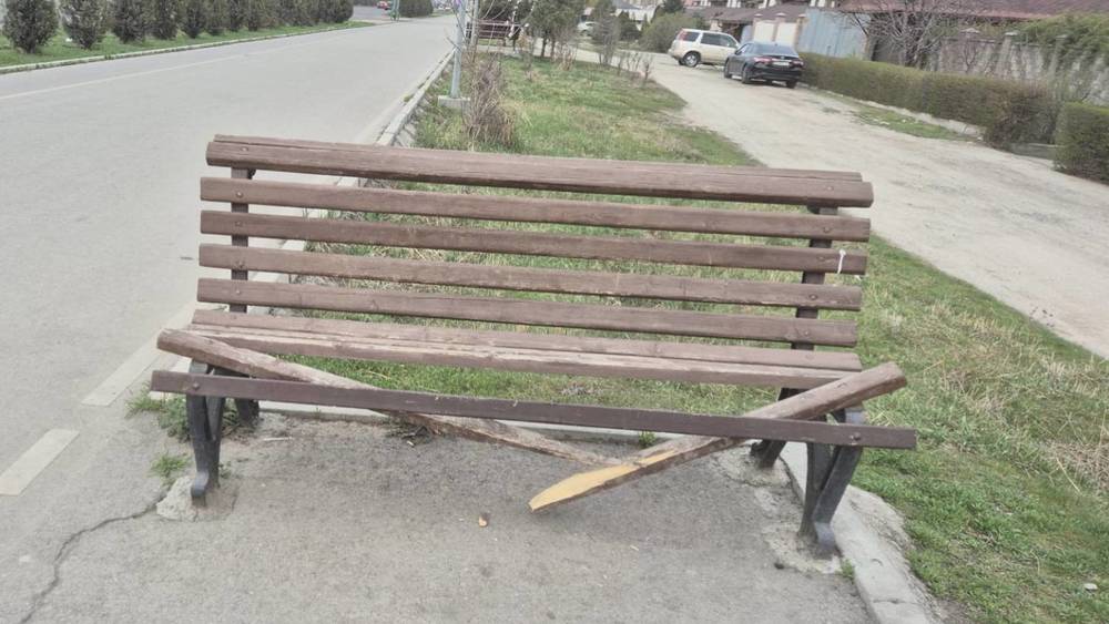 На Южной магистрали сломаны несколько скамеек. Фото горожанина