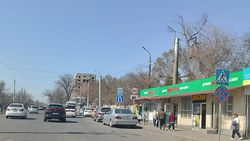 Остановка на Жибек Жолу все еще заставлена таксистами. Фото