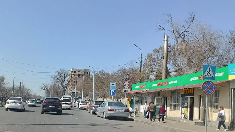 Остановка на Жибек Жолу все еще заставлена таксистами. Фото