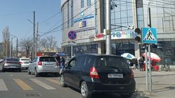 Перед ЦОНом на Жибек Жолу паркуются в неположенном месте. Фото