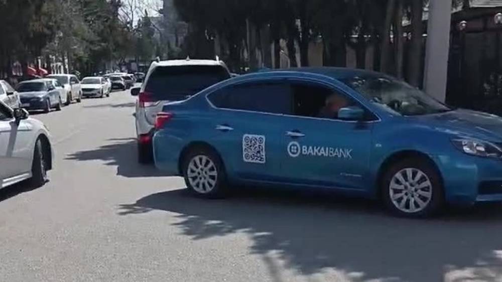 Беспорядочная парковка на Тыныстанова на глазах у патрульных. Видео горожанина