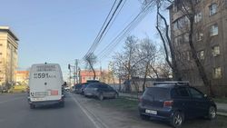 Зеленую зону на Фрунзе превратили в парковку. Фото