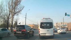 Lexus LX450 выехал на встречку, едва не совершив лобовое столкновение. Видео