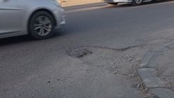 Яму на Курманалиева все еще не заделали. Фото