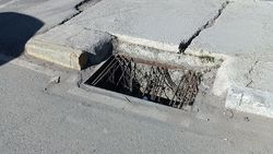 Грязь возле Чуйской областной администрации. Фото горожанина