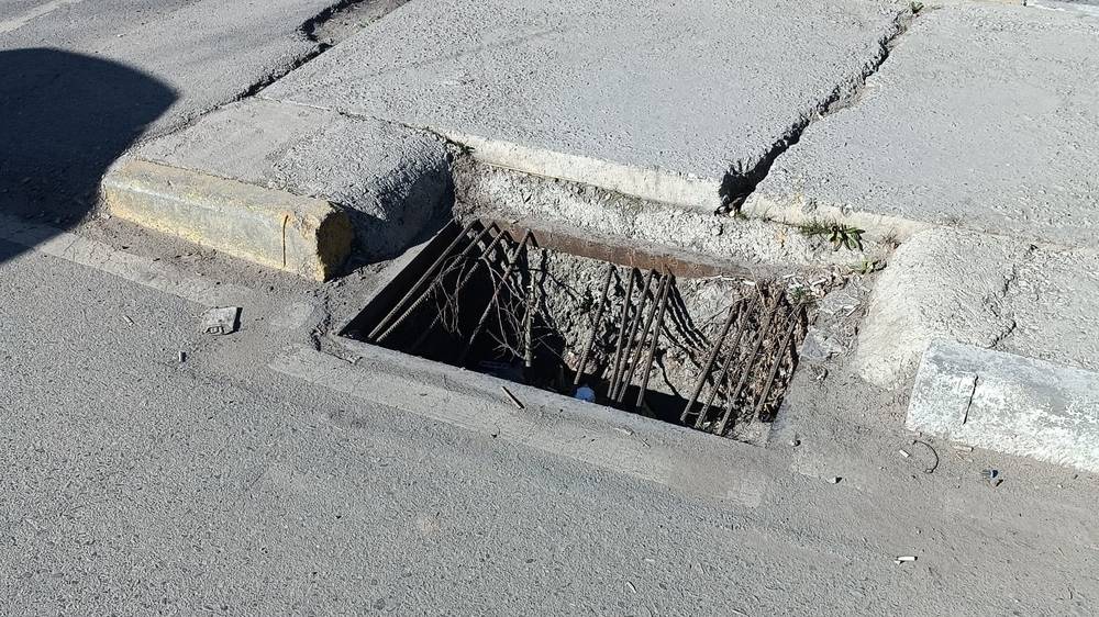 Грязь возле Чуйской областной администрации. Фото горожанина