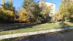 Зеленую зону в 8 мкр превратили в футбольное поле. Фото и видео горожанки