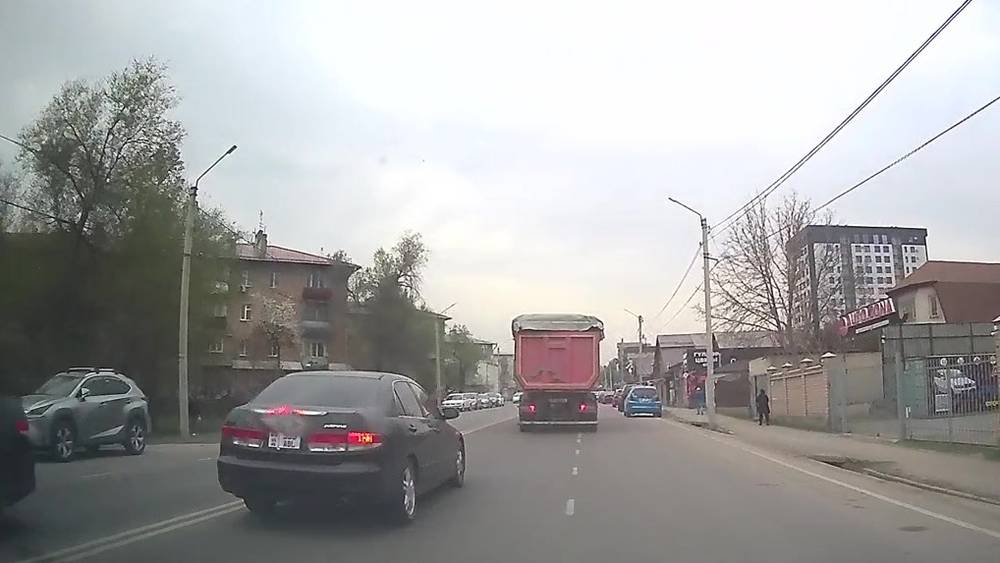 «Хонда» едет по встречке на Токтоналиева. Видео