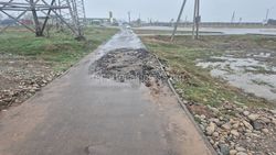 Разрушенный тротуар на Южной магистрали все еще не восстановили. Фото
