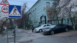 Законно ли возле школы №29 машины паркуются у тротуара. Фото