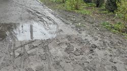 Тротуар возле Ленинского акимиата затапливает во время дождя. Фото