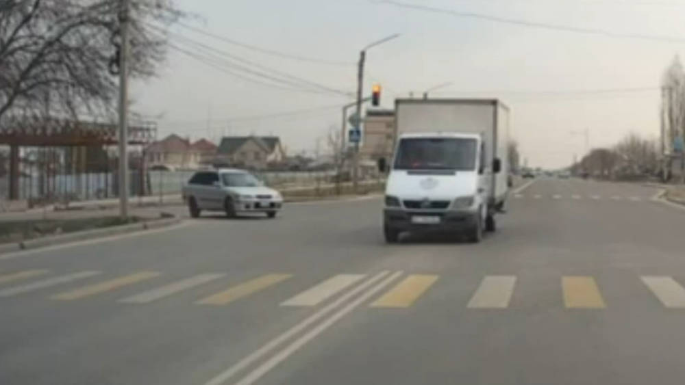 Грузовик проехал на красный. Видео