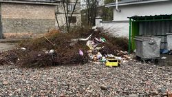 После субботника в 4 мкр оставили мусор. Фото