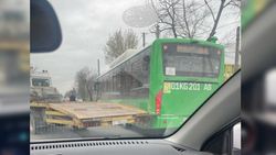 ДТП на Жибек Жолу-Исанова с участием эвакуатора и автобуса №203