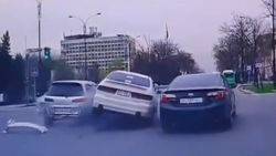 Кто виноват? На проспекте Чуй произошло ДТП. Видео