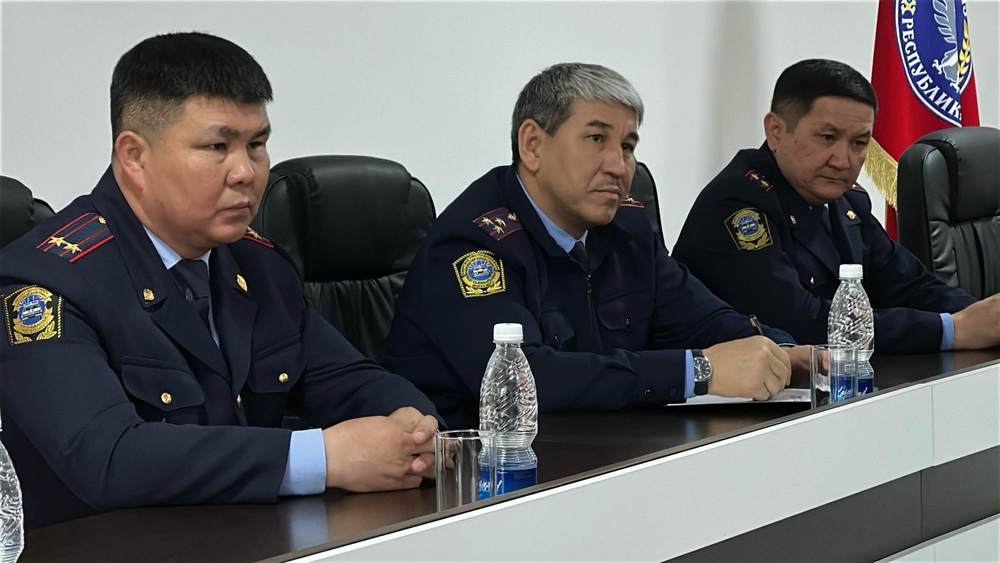 Слева направо: замглавы ГУОБДД Эмиль Жакыпов, глава ГУОБДД Женишбек Жоробеков и и.о. главы УОБДД Чуйской области Азамат Айтбеков