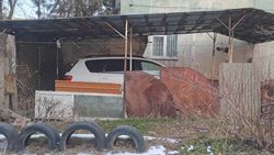 Житель дома на Ахунбаева сделал себе крытый гараж во дворе. Фото