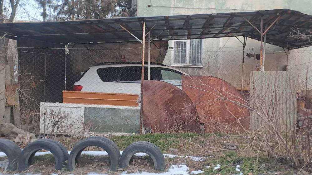 Житель дома на Ахунбаева сделал себе крытый гараж во дворе. Фото