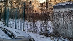 Законно ли во дворе дома в 10 мкр огородили участок и поставили гаражи? Фото горожанки