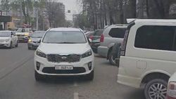 «Киа Соренто» припаркована вторым рядом. Видео