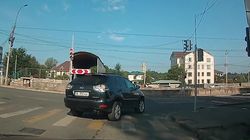 Lexus RX330 выехал на встречку и проехал на красный. Видео