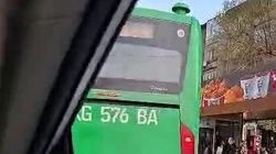 Водитель автобуса повернул на остановку с третьего ряда. Видео