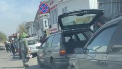 Водитель жалуется на беспорядочную парковку на Аламединском рынке. Видео