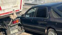 На Южной магистрали столкнулись грузовик и легковушка. Фото