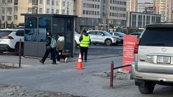 Ограждение парковки на Южной магистрали все еще не демонтировано. Фото горожанина